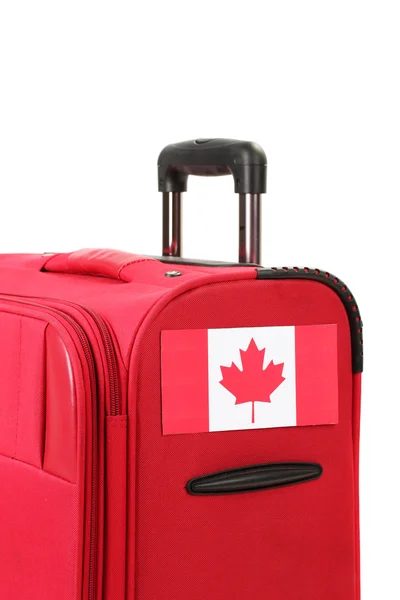 Roter Koffer mit Aufkleber mit kanadischer Flagge isoliert auf weißem Grund — Stockfoto