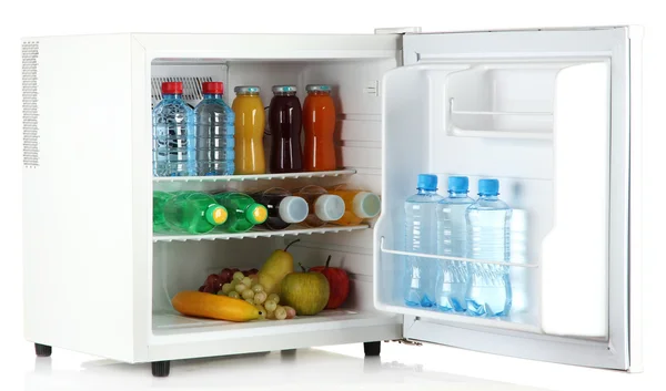 Mini-Kühlschrank voller Flaschen Saft, Limo und Obst isoliert auf weiß — Stockfoto