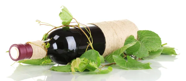 Garrafa de vinho com folhas de uva isoladas em branco — Fotografia de Stock
