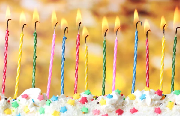 Krásné narozeniny svíčky na žlutém podkladu — Stock fotografie