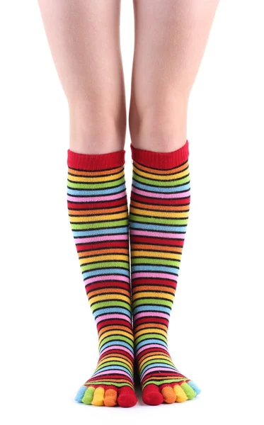Színes csíkos zoknit elszigetelt fehér női lábak — Stock Fotó