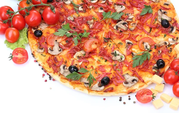 Deliziosa pizza e verdure isolate su bianco — Foto Stock