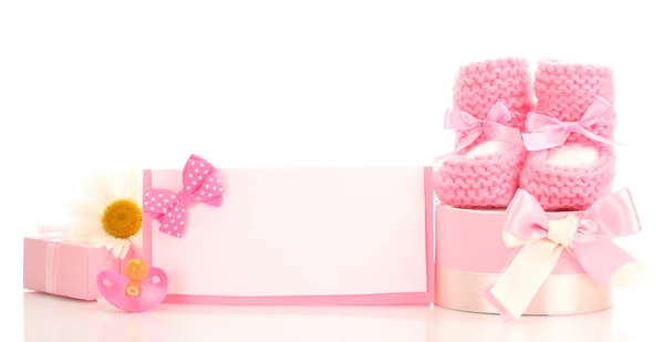 ピンクの赤ちゃんブーツ、おしゃぶり、ギフト、白紙のはがき、白で隔離される花 — ストック写真