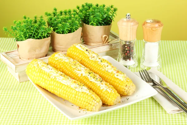 Gekookte maïs met boter en kruiden — Stockfoto