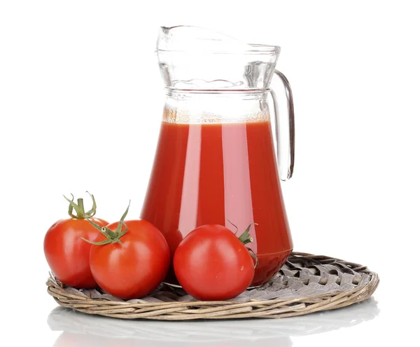 Tomatsaft i kannan på wicker matta isolerad på vit — Stockfoto
