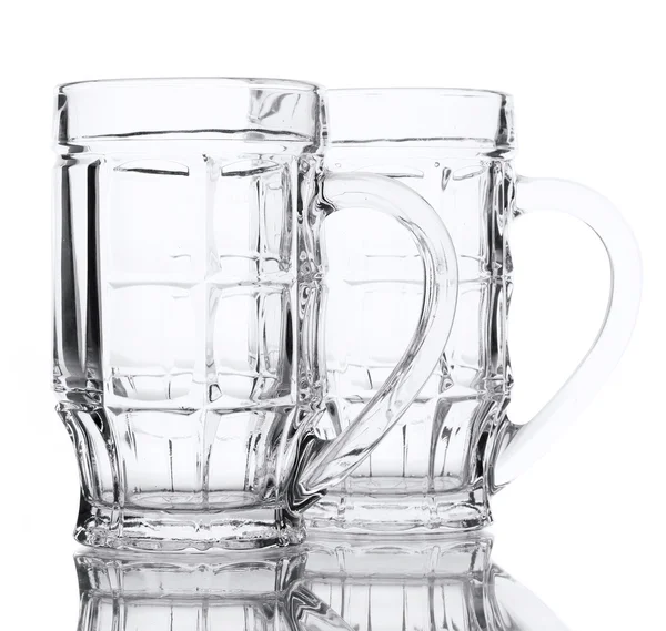 Boş bira gözlük, üzerinde beyaz izole — Stok fotoğraf