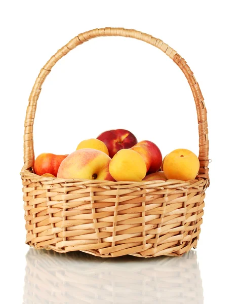 Rijp fruit in mand geïsoleerd op wit — Stockfoto