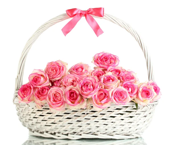 Mooi boeket van roze rozen in mand, geïsoleerd op wit — Stockfoto