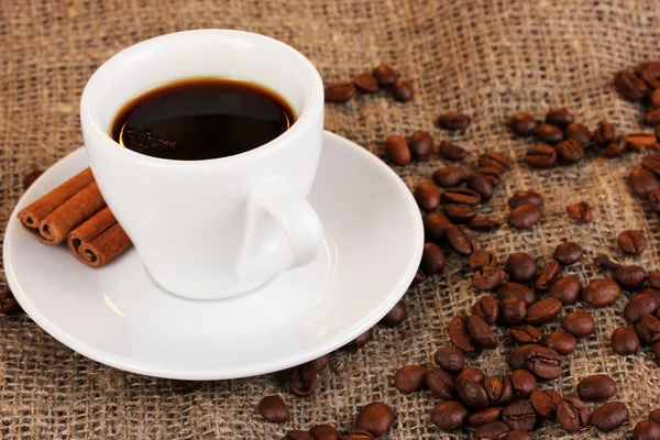 La taza del café al saqueo sobre el fondo castaño oscuro — Foto de Stock