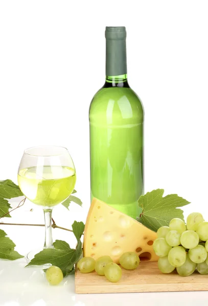 Μπουκάλι κρασιού με wineglass και τυρί που απομονώνονται σε λευκό — Φωτογραφία Αρχείου