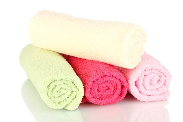 Яркие полотенца, изолированные на белом — стоковое фото