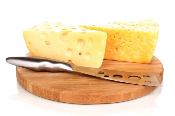 おいしいチーズ、白で隔離される木製のボード上にナイフ — ストック写真