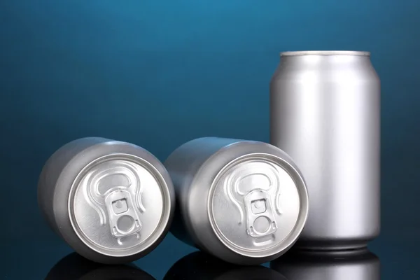 Aluminum cans on blue background — Stock Photo, Image