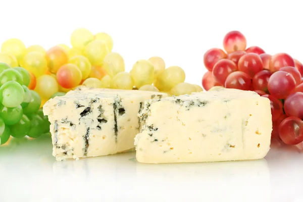 Сыр с плесенью и виноград на белом фоне крупным планом — стоковое фото