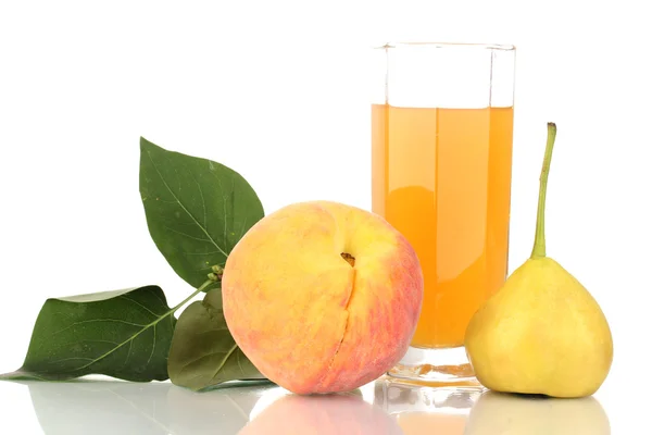 Juice med päron och persika isolerad på vit — Stockfoto