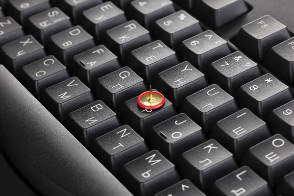 Schmerzhaftes Tippen, Nadel auf Tastatur in Nahaufnahme — Stockfoto