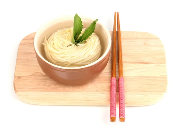 Makaron azjatycki w misce na desce na białym tle — Zdjęcie stockowe