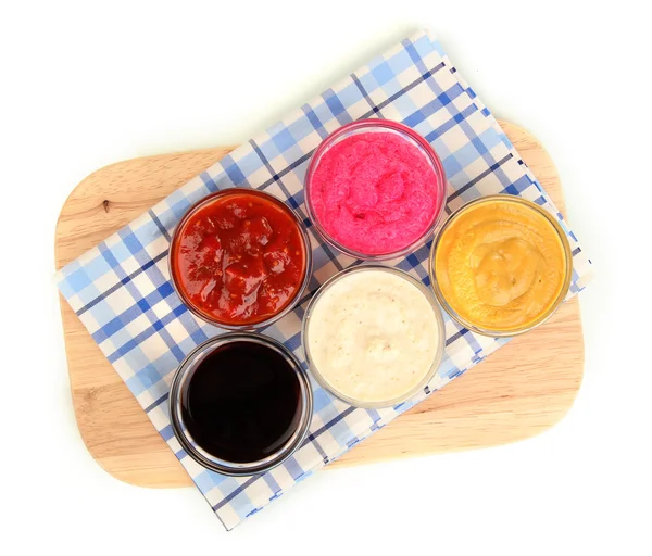 Varias salsas en la tabla de cortar aislado en blanco —  Fotos de Stock