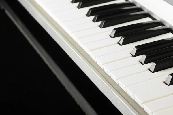Фон фортепианной клавиатуры крупным планом — стоковое фото