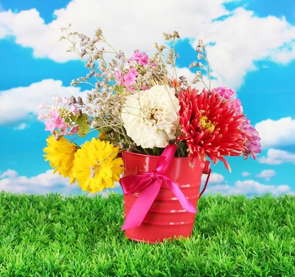 明亮的粉红桶与天空背景上的鲜花 — 图库照片