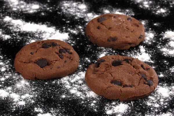 चॉकलेट चिप्स कुकीज़ काले पर अलग — स्टॉक फ़ोटो, इमेज