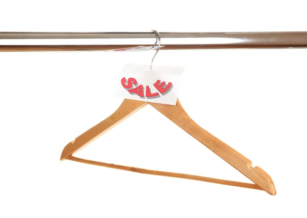 Cintre à vêtements en bois comme symbole de vente isolé sur blanc — Photo