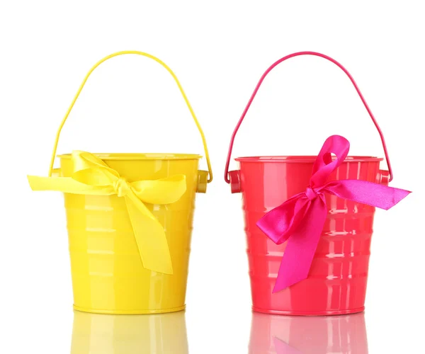 Barevné kbelíky izolovaných na bílém — Stock fotografie