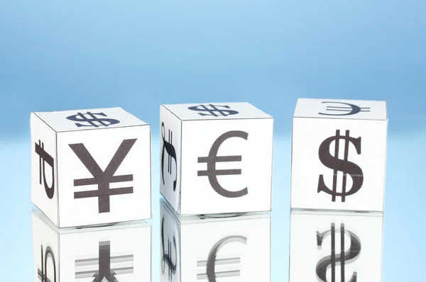 Forex. munteenheid in de witte dobbelstenen op blauwe achtergrond — Stockfoto
