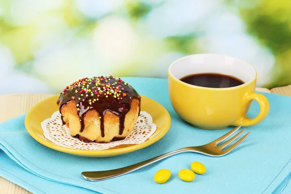 Apetitivo cupcake con chocolate sobre fondo natural — Foto de Stock