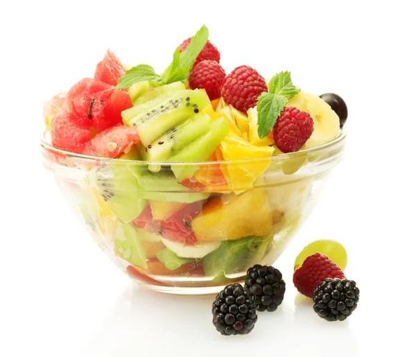Ensalada de frutas frescas en tazón y bayas, aislado en blanco — Foto de Stock