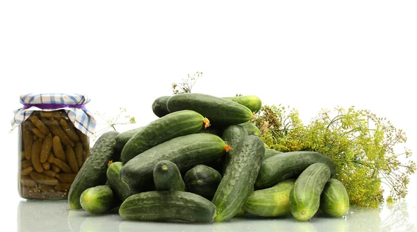 Concombres frais, cornichons et aneth isolés sur blanc — Photo