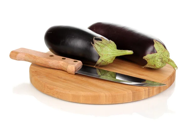 Verse aubergines op hakken bestuur geïsoleerd op wit — Stockfoto