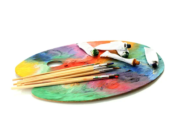 Farby akrylowe, farby, rury i pędzle, palety drewniane, na białym tle — Zdjęcie stockowe