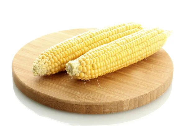 Свежая кукуруза на деревянной доске, изолированная на белом — стоковое фото