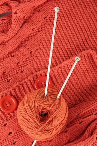 Oranžový svetr a klubko vlny detail — Stock fotografie