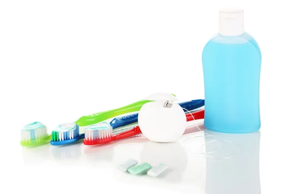 Cepillo de dientes, goma de mascar y hilo dental aislados en blanco —  Fotos de Stock