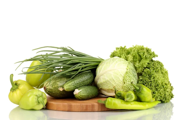 Verse groene groenten op hakken bestuur geïsoleerd op wit — Stockfoto