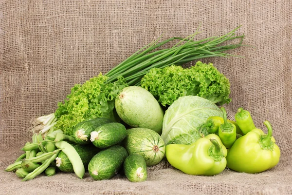 Čerstvá zelenina zelená na žíni pozadí — Stock fotografie
