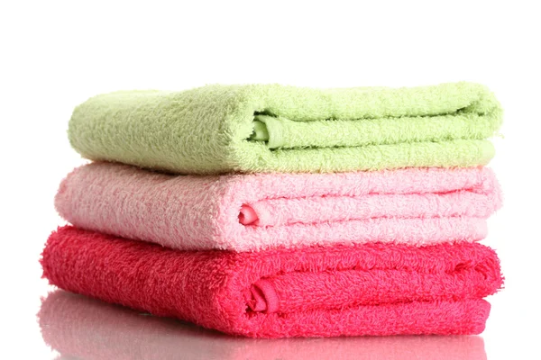 Яркие полотенца, изолированные на белом — стоковое фото