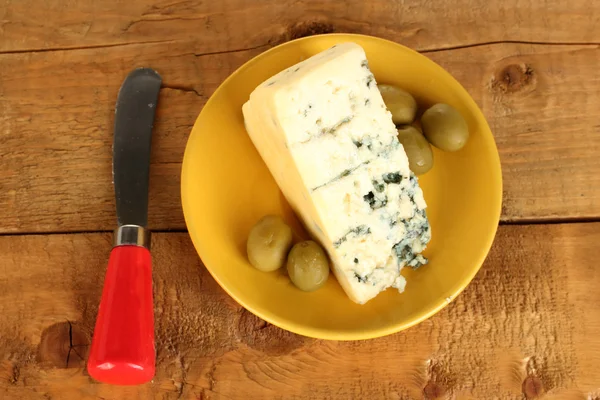 형과 접시와 나무 배경 클로즈업에 칼에 올리브와 치즈 — 스톡 사진