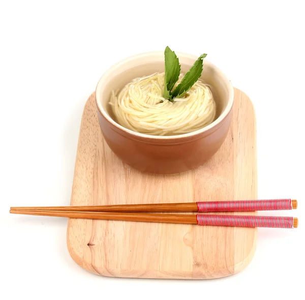 흰색 절연 나무 보드에 그릇에 아시아 국수 — 스톡 사진