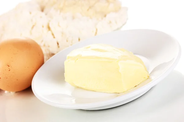 Ovos, farinha e manteiga close-up isolados em branco — Fotografia de Stock