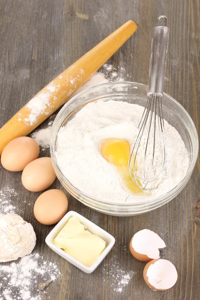 Ovos, farinha e manteiga close-up sobre mesa de madeira — Fotografia de Stock
