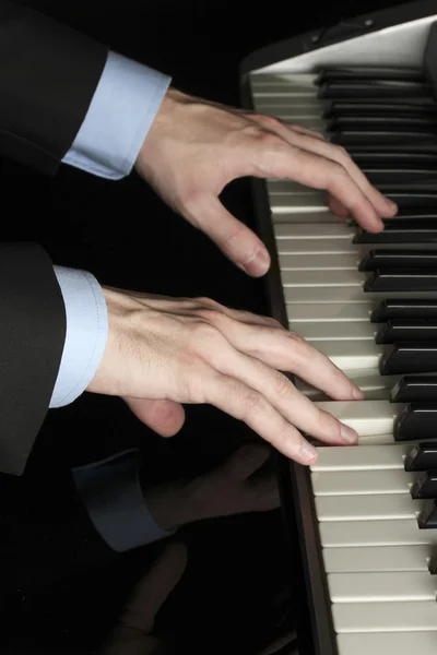Man hands playing piano — Stockfoto
