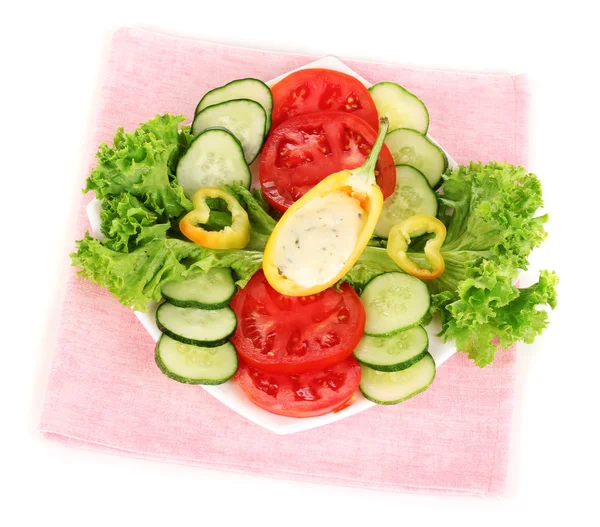 Verdure tritate e salsa su piatto isolato su bianco — Foto Stock