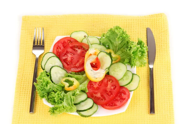 Pokrojone warzywa i sosem na talerzu na białym tle — Zdjęcie stockowe