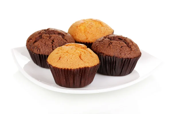 Färska muffins på plattan isolerad på vit — Stockfoto