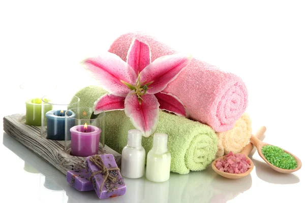 Handtücher mit Lilie, Aromaöl, Kerzen, Seife und Meersalz isoliert auf weiß — Stockfoto