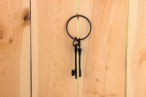 Pęk kluczy na drewniane tła — Zdjęcie stockowe