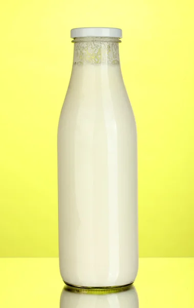 Fles van melk op gele achtergrond close-up — Stockfoto